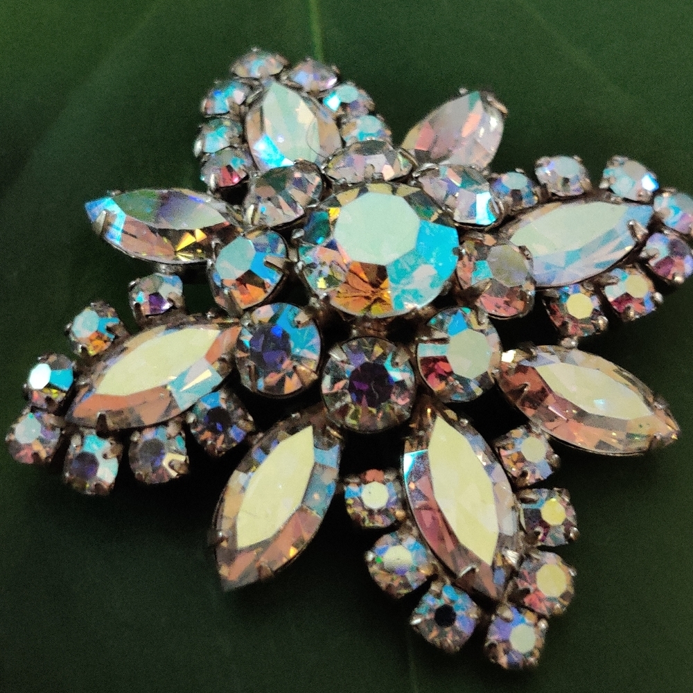 Exquisite Sherman Brooch - Picture 7 of 15